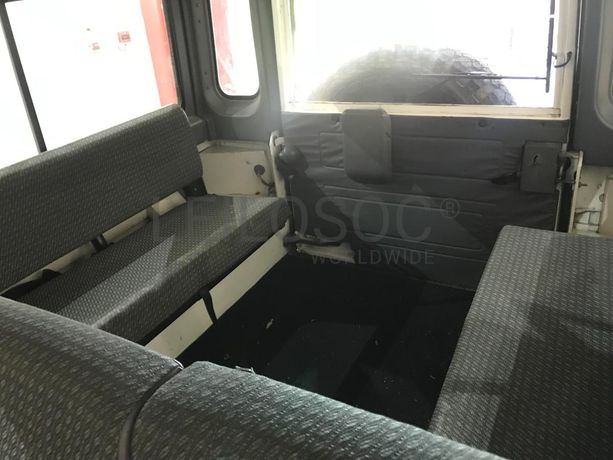 Land Rover Defender 110 300 TDi · 9 lugares · Ano 1997