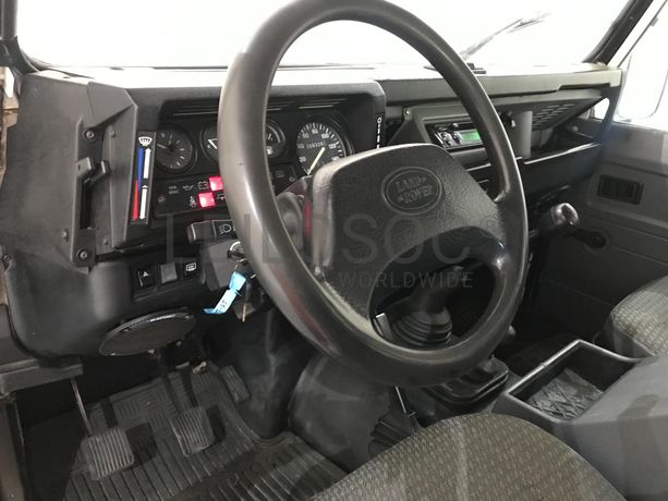 Land Rover Defender 110 300 TDi · 9 lugares · Ano 1997