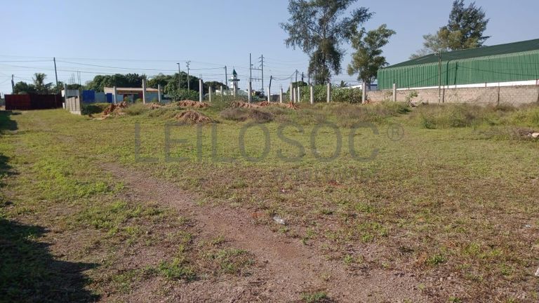 Infraestruturas em terreno com 7500m² ·
