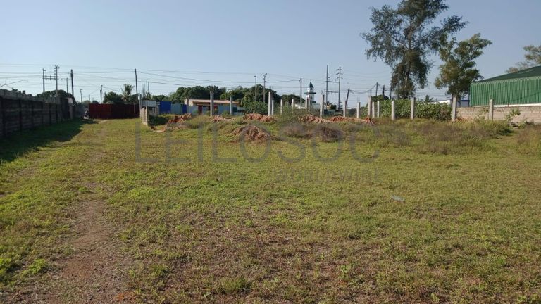 Infraestruturas em terreno com 7500m² ·