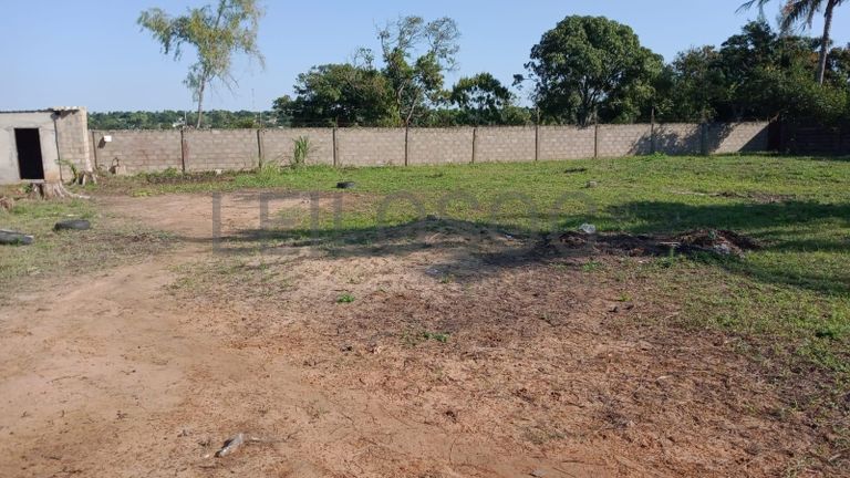 Infraestruturas em terreno com 7500m² ·