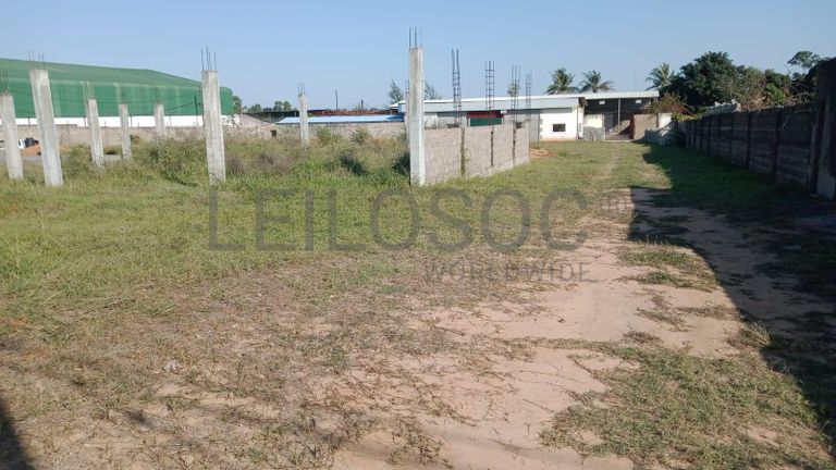 Infraestruturas em terreno com 7500m² ·