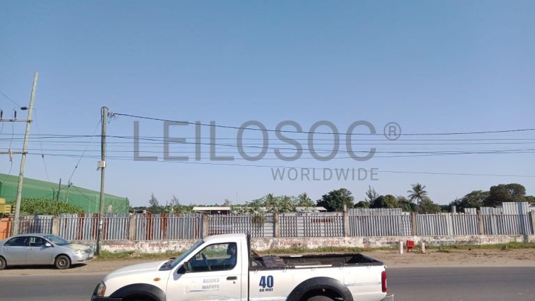 Infraestruturas em terreno com 7500m² ·