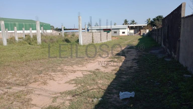 Infraestruturas em terreno com 7500m² ·