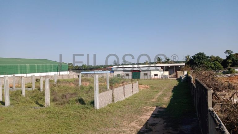Infraestruturas em terreno com 7500m² ·