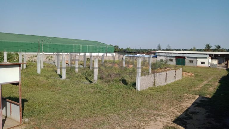 Infraestruturas em terreno com 7500m² ·