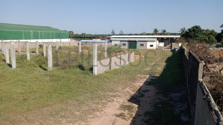 Infraestruturas em terreno com 7500m² ·