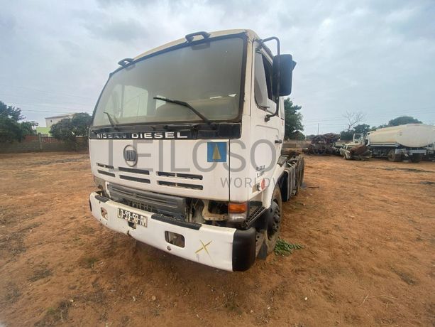 Camião NISSAN · Belas