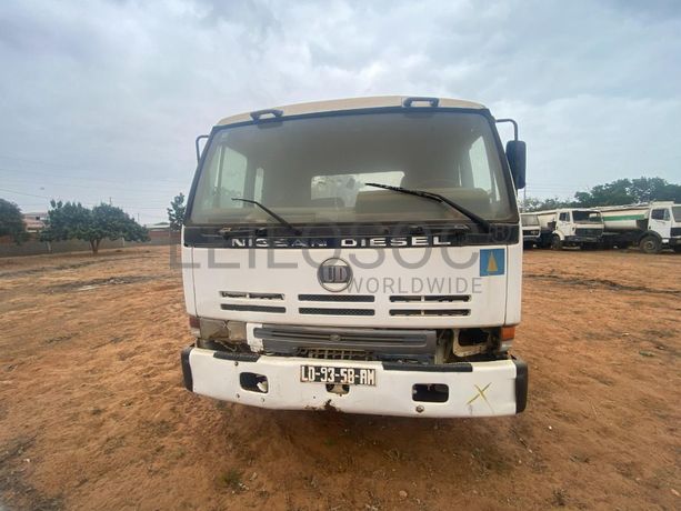 Camião NISSAN · Belas