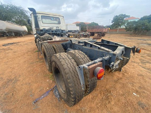 Camião NISSAN · Belas