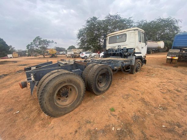 Camião NISSAN · Belas