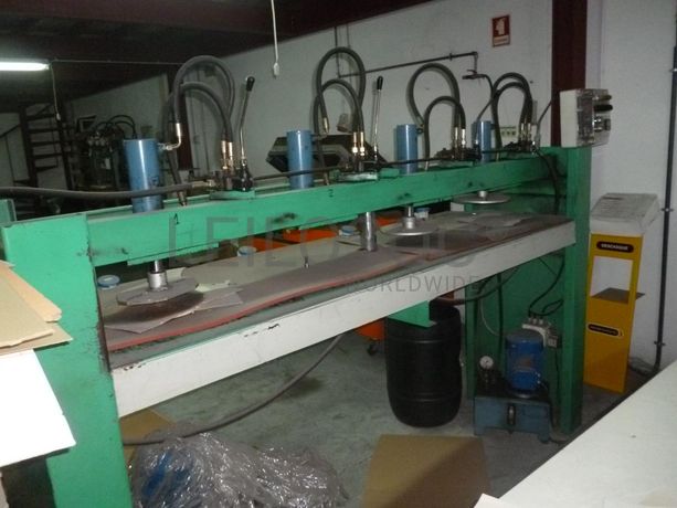 Máquina de moldar pratos