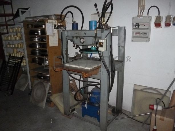 Máquina de moldar pratos