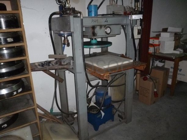 Máquina de moldar pratos