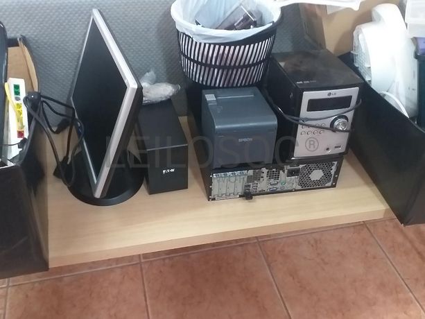 Mobiliário Expositor · Material Informático