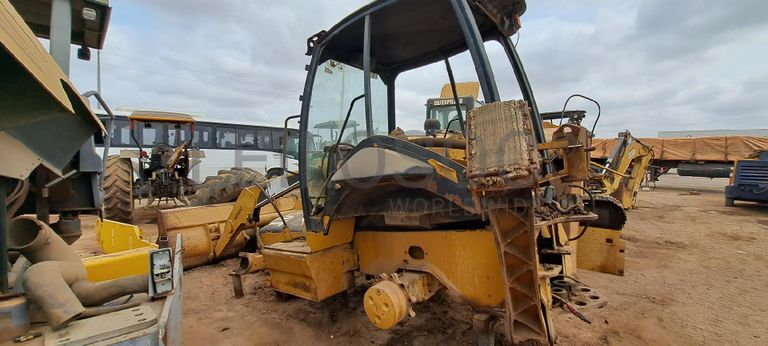 Retroescavadora CATERPILLAR 416E  · Viana