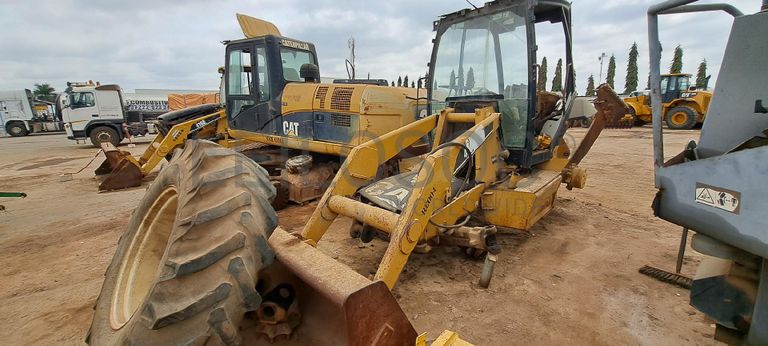 Retroescavadora CATERPILLAR 416E  · Viana
