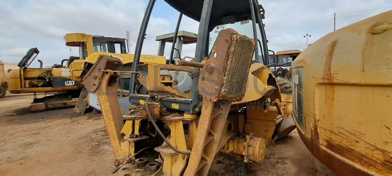Retroescavadora CATERPILLAR 416E  · Viana