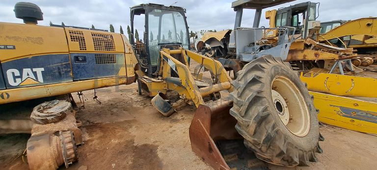 Retroescavadora CATERPILLAR 416E  · Viana