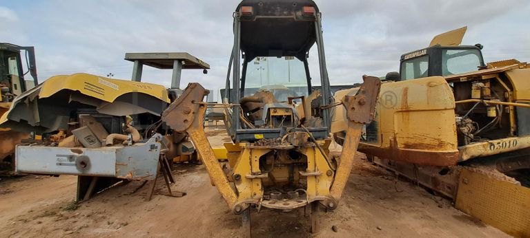 Retroescavadora CATERPILLAR 416E  · Viana