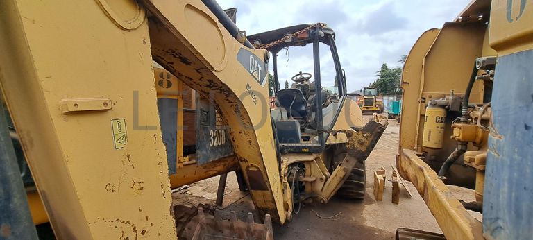 Retroescavadora CATERPILLAR 416E  · Viana