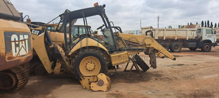 Retroescavadora CATERPILLAR 416E  · Viana