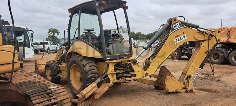 Retroescavadora CATERPILLAR 416E  · Viana