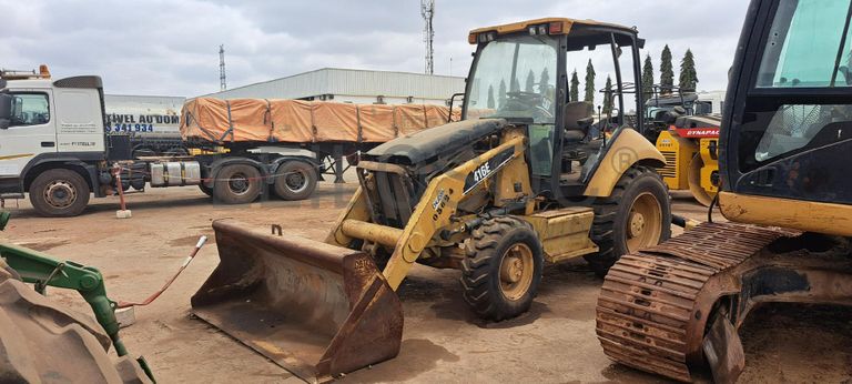 Retroescavadora CATERPILLAR 416E  · Viana