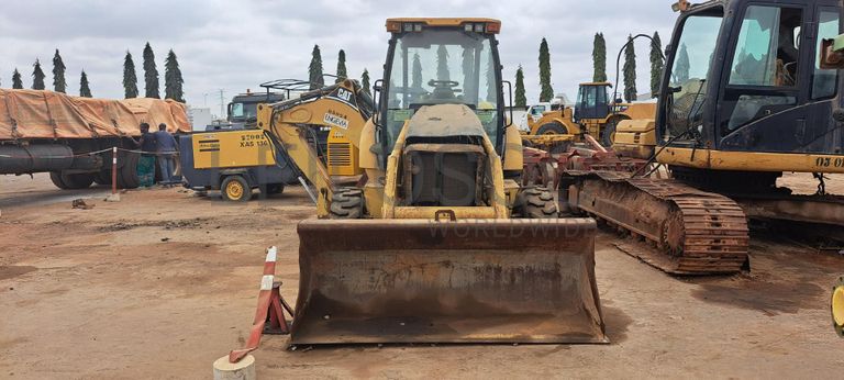 Retroescavadora CATERPILLAR 416E  · Viana