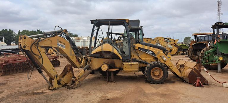 Retroescavadora CATERPILLAR 416E  · Viana