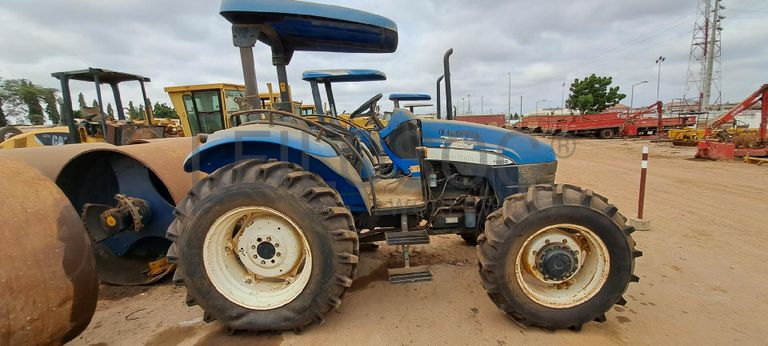 Trator agrícola NEW HOLLAND TD80 D · Viana