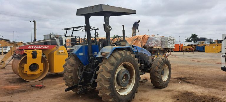 Trator agrícola NEW HOLLAND TD80 D · Viana