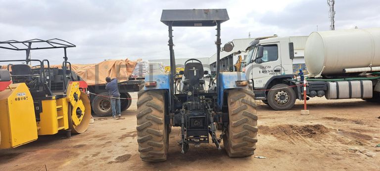 Trator agrícola NEW HOLLAND TD80 D · Viana