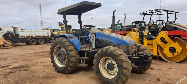 Trator agrícola NEW HOLLAND TD80 D · Viana