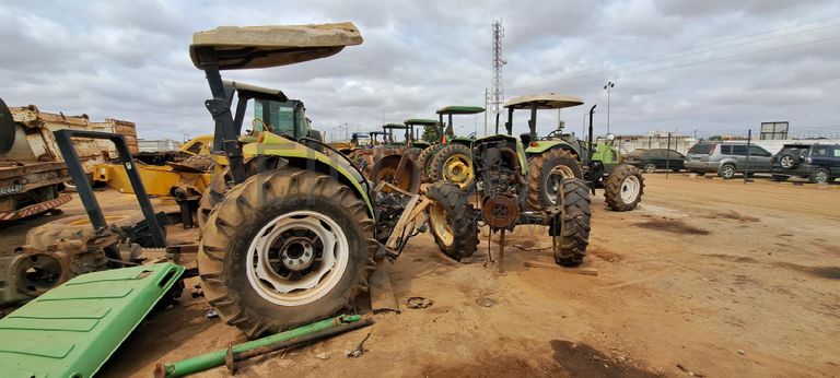 Trator agrícola CLAAS 230  · Viana