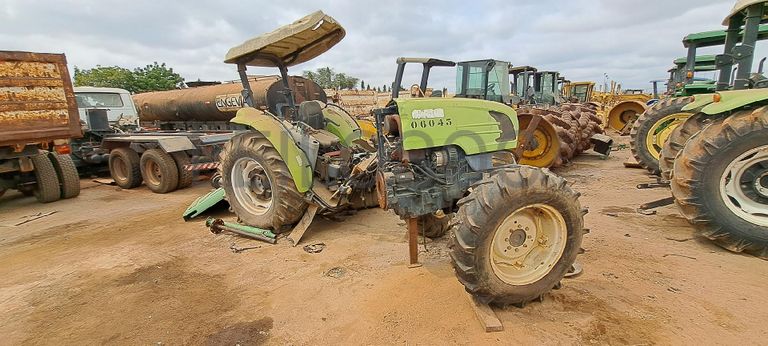 Trator agrícola CLAAS 230  · Viana