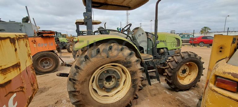 Trator agrícola CLAAS 230  · Viana