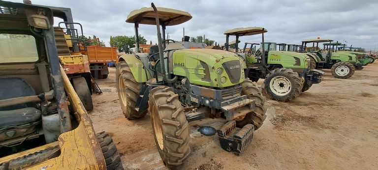 Trator agrícola CLAAS 230  · Viana
