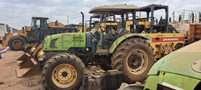 Trator agrícola CLAAS 230  · Viana