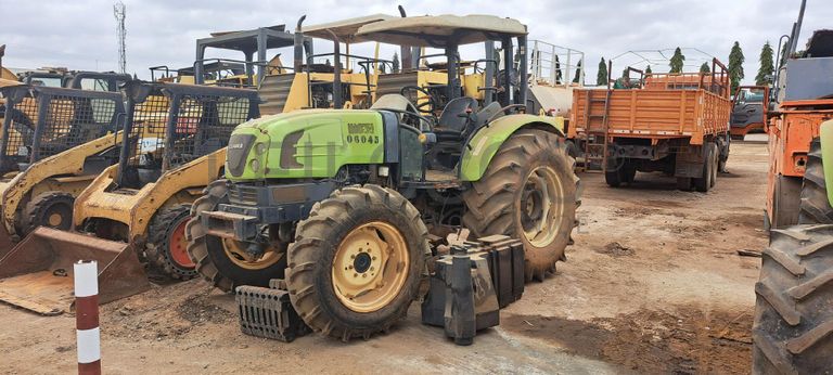 Trator agrícola CLAAS 230  · Viana