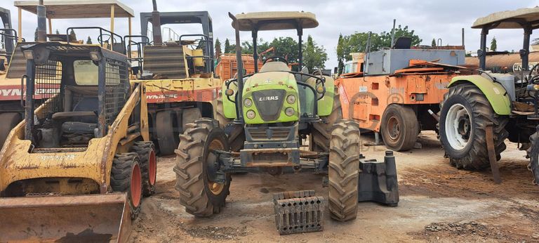 Trator agrícola CLAAS 230  · Viana