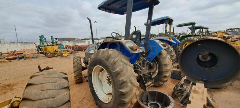 Trator agrícola NEW HOLLAND TL75E  · Viana