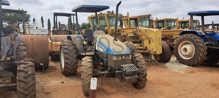 Trator agrícola NEW HOLLAND TL75E  · Viana