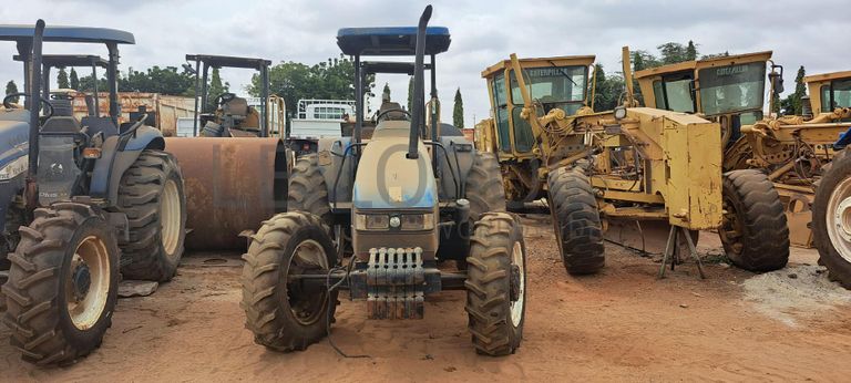 Trator agrícola NEW HOLLAND TL75E  · Viana