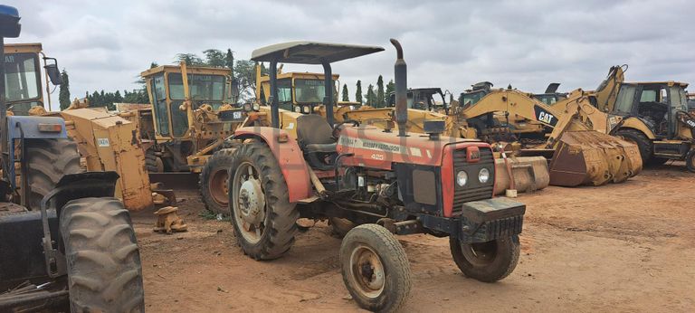 Trator agrícola MASSEY FERGUSON MF-425  · Viana