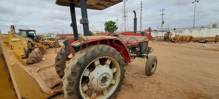 Trator agrícola MASSEY FERGUSON MF-425  · Viana