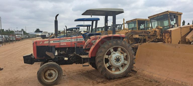 Trator agrícola MASSEY FERGUSON MF-425  · Viana