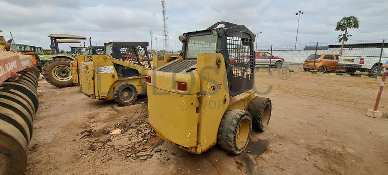 Mini pá carregadora CATERPILLAR 226B  · Viana