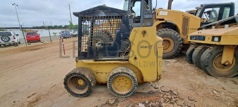 Mini pá carregadora CATERPILLAR 226B  · Viana