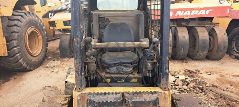 Mini pá carregadora CATERPILLAR 226B  · Viana